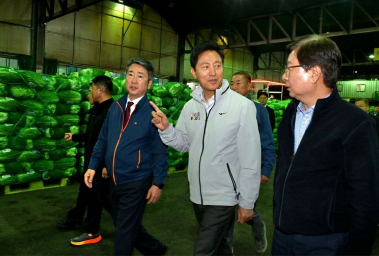 오세훈 서울시장이 김장철 배추수급 동향 점검을 위해 지난 1일 서울 송파구 가락시장을 찾아 배추 경매장을 둘러보고 있다. [이미지출처=연합뉴스]