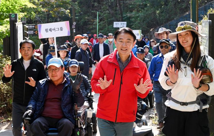 김동근 의정부시장이 2일 ‘제12회 의정부시 어울림 등반대회’에 참석해 시민들과 등반을 하고 있다. ＜사진=의정부시＞