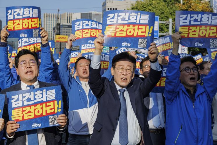 더불어민주당 이재명 대표와 박찬대 원내대표를 비롯한 의원들이 2일 서울 중구 서울역 일대에서 더불어민주당 주최로 열린 김건희 윤석열 국정농단 규탄·특검 촉구 국민행동의 날에서 구호를 외치고 있다. [이미지출처=연합뉴스]