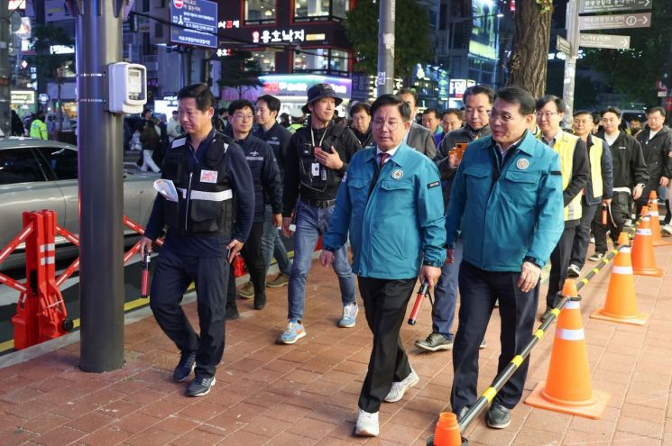 홍대 레드로드 12만 인파 사고 없이!... 마포구 ‘안전 핼러윈’ 작전 대성공