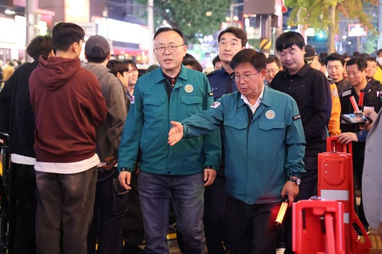 홍대 레드로드 12만 인파 사고 없이!... 마포구 ‘안전 핼러윈’ 작전 대성공