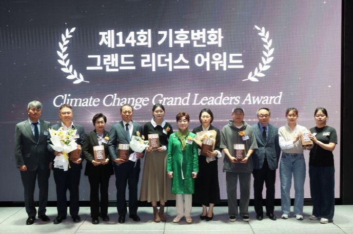 파주시는 지난달 30일 제14회 ‘기후변화 그랜드리더스어워드’를 수상한 뒤 기념촬영을 하고 있다. ＜사진=파주시＞