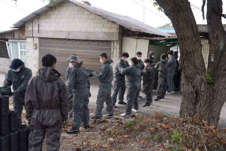 포천시 영중면은 지난 1일 대진대학교와 함께 소외계층 이웃을 위한 ‘사랑의 연탄 배달’ 행사를 진행하고 있다. ＜사진=포천시＞