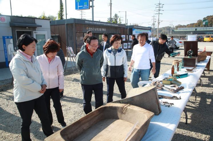 연천군은 지난 2일 육군 제5보병사단 신병교육대 연병장에서 청산면의 다채로운 이야기를 담은 물건, 작품 등을 전시하는 주민전시회 ‘청산에 살어리랏다’를 개최하고 있다. ＜사진=연천군＞