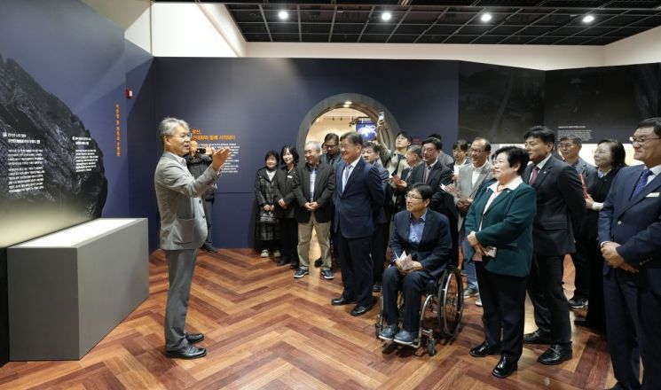 강원특별자치도 영월군에서 지난 1일 개막식을 가진, 대한민국 석탄산업의 역사를 한 눈에 볼 수 있는 광업 관련 자료 보관 문헌자료 특별전 ‘기록의 힘, 광산’ 전시회 모습. 이번 전시회는 내년 2월말까지 진행된다.＜사진 제공=영월군청＞