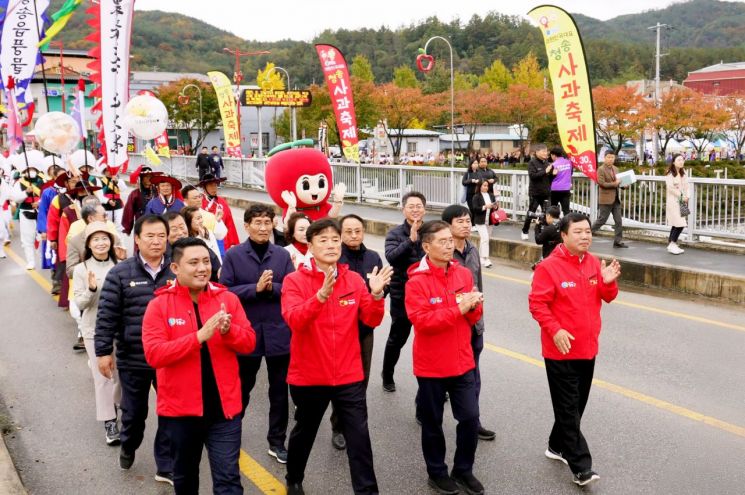 청송사과축제 퍼레이드에 참여한 윤경희 군수(앞줄 2번째).