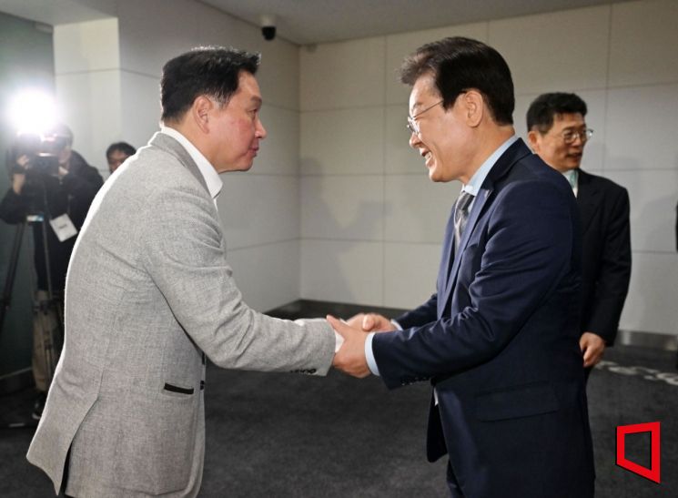 [포토] 이재명, SK AI 서밋서 최태원과 차담…'먹사니즘' 행보 강화