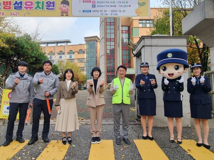 김동근 시장이 4일 버들개초등학교 정문에서 ‘어린이보호구역(스쿨존) 교통안전 운동’을 실시한 뒤 참여자들과 함께 기념사진을 찍고 있다.의정부시 제공