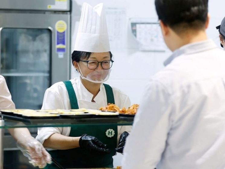 '급식대가'의 한끼 맛본 은행원 600명에…"현기증 나니까 후기 빨리요"