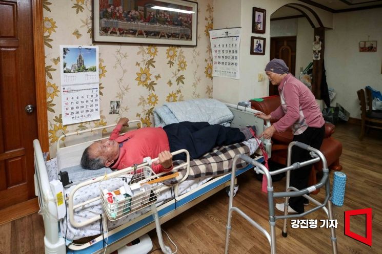 "침대서 꼼짝 못했는디, 이제 하루 600걸음씩 걸어유" [내 집을 시니어하우스로]