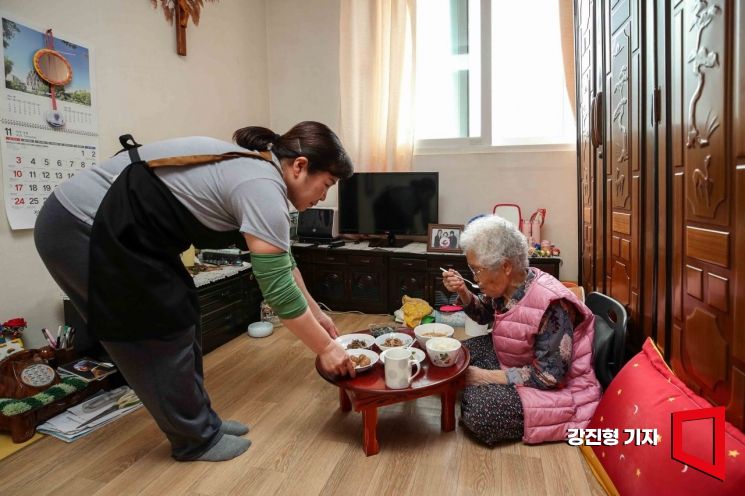 이정숙 할머니가 지난해 11월 5일 오후, 충북 진천군 자택에서 가사간병사의 도움을 받아 점심 식사를 하고 있다. 강진형 기자