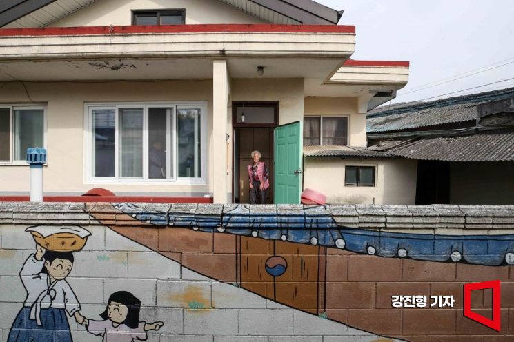 이정숙 할머니가 11월 5일, 충북 진천군 자택에서 문을 열고 밖을 내다보고 있다. 강진형 기자