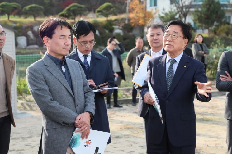 김진태 강원특별자치도지사(사진 왼쪽)가 4일, 지난 주 강원특별법 첫 권한행사로 국내에서 처음으로 농촌활력촉진지구로 지정한 철원군을 찾아 추진 이현종 철원군수로부터 현황과 조성 계획 설명 등 현장의 목소리를 듣고 있다. 사진=강원특별자치도청 제공