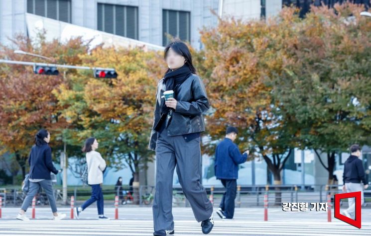 겨울이 시작된다는 입동(立冬)을 앞두고 초겨울 추위가 찾아온 5일 서울 여의도 버스환승센터에서 직장인들이 두꺼운 외투와 방한장구를 착용하고 출근길에 오르고 있다. 강진형 기자
