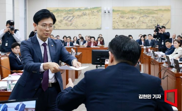 해외는 막는데 한국은 아직도 '갈팡질팡'…스크롤 내리다 사라지는 어린시절[SNS에 빠진 청소년]⑤