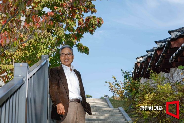 하영구 블랙스톤 회장이 5일 서울 종로구 율곡터널 상부 산책로를 걷고 있다. 강진형 기자