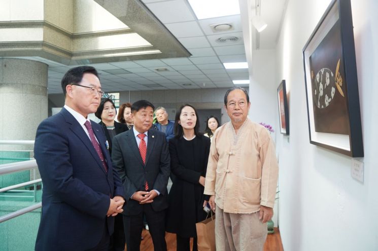 강수현 양주시장이 오는 8일까지 시청 3층 오픈갤러리에서 열리는 ‘제1회 나전미술전’을 감상하고 있다. 양주시 제공