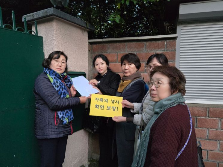 '북한 대사관' 달려간 사람들, 김정은 면전에 인권 경고장