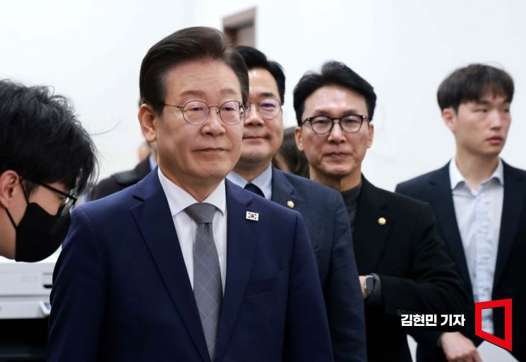 이재명 더불어민주당 대표가 6일 국회에서 열린 최고위원회의에 참석하고 있다. 김현민 기자