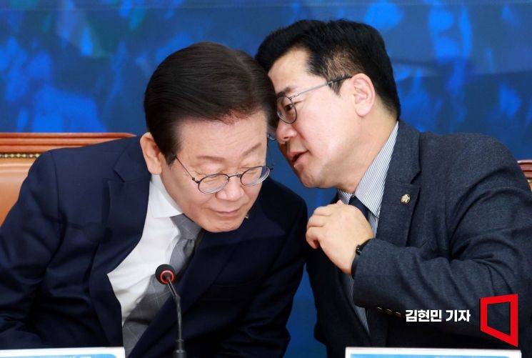 [포토] 귀엣말 나누는 이재명과 박찬대