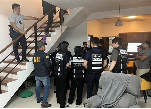 필리핀으로 파견된 국내 경찰과 현지 수사팀이 현지서 피의자를 합동 검거하고 있다. [사진제공 = 문화체육관광부]