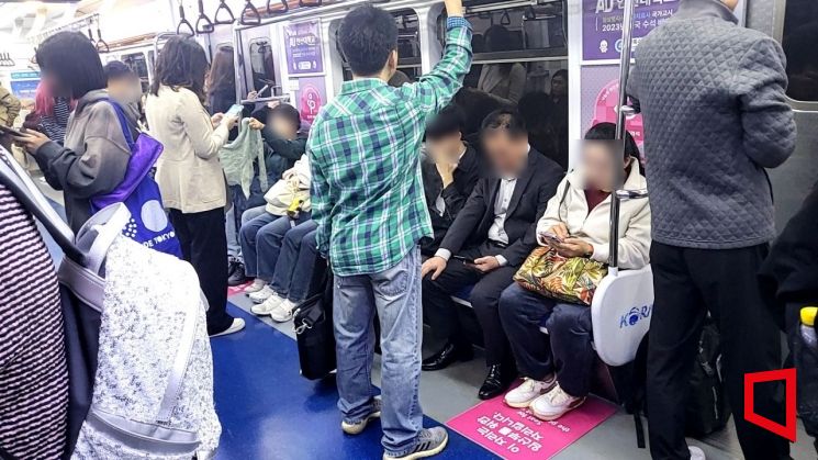 "Step Aside, or You'll Be Harmed"... Pregnant Women Still Stand While Commuting Today