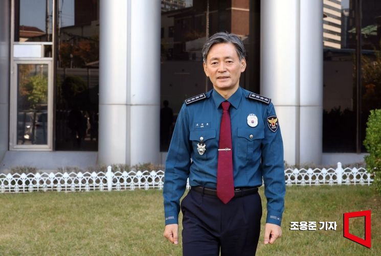 조지호 경찰청장이 서울 서대문구 경찰청 주변을 걷고 있다. 조용준 기자