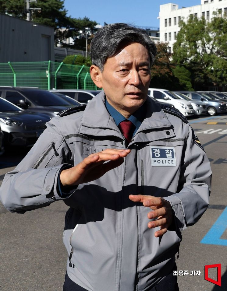 조지호 경찰청장이 서울 서대문구 경찰청 주변을 걸으며 아시아경제와 인터뷰 하고 있다. 조용준 기자