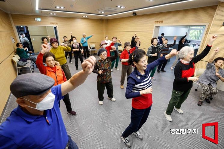 지난해 11월 6일 대전 대덕구에 자리한 돌봄건강학교에서 어르신들이 유산소 운동을 하고 있다. 강진형 기자