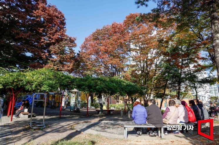 지난해 11월 6일 대전 대덕구 한 아파트 놀이터에서 어르신들이 함께 시간을 보내고 있다. 강진형 기자