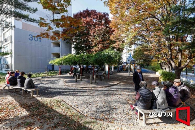 한 아파트 놀이터에서 어르신들이 함께 시간을 보내고 있다. 강진형 기자