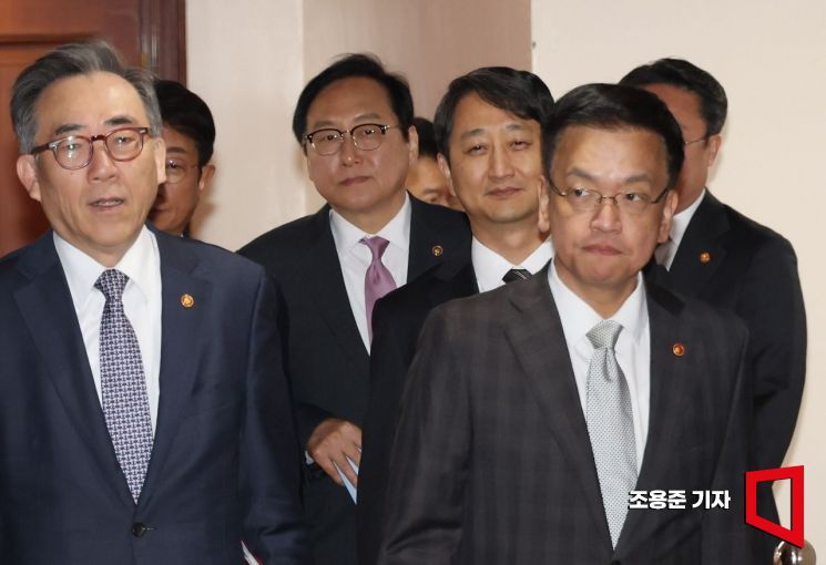 [포토] 회의 참석하는 경제부처장관들
