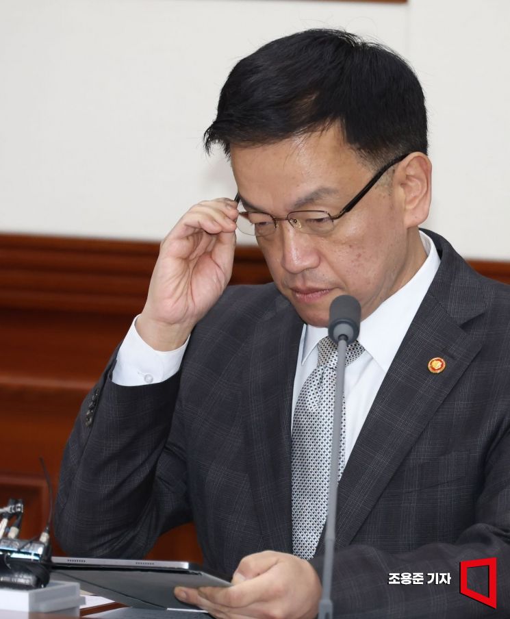 [포토] 자료살펴보는 최상목 경제부총리