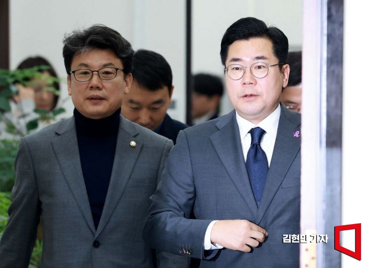 [Photo] Park Chandae Entering the Meeting Room