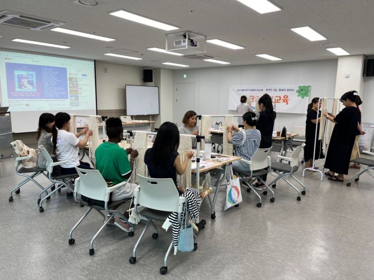 구리시가족센터는 지난 5월부터 결혼이민자가 한국 사회에 성공적으로 적응하고 경제적으로 자립할 수 있도록 지원하는 취업 및 직업훈련 프로그램을 운영하고 있다. 구리시 제공