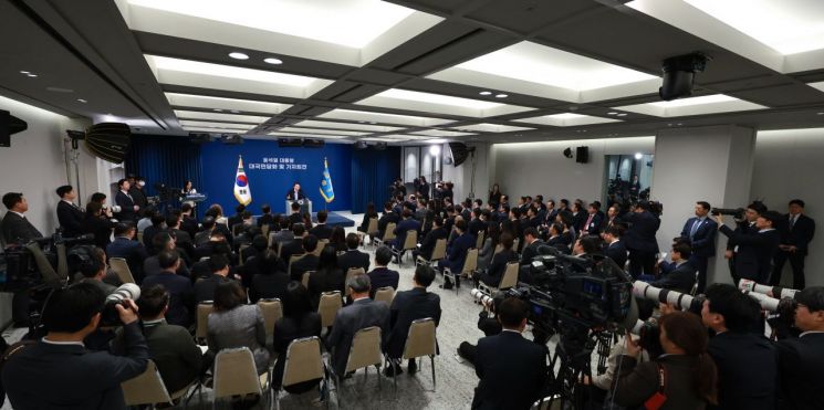 김건희·명태균 관련 질문에…尹 "부부싸움 많이 해야 할 듯"