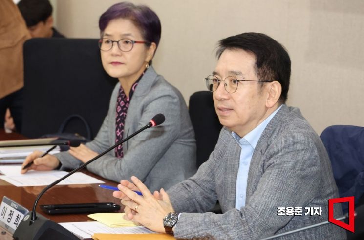 [포토] 플랫폼사 상생협의체 회의 주재하는 이정희 위원장