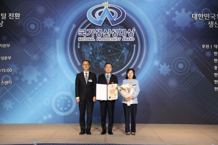 신용문 원일특강 대표(가운데)가 7일 한국경제인협회 컨퍼런스센터에서 열린 제48회 국가생산성대회에서 산업통상자원부 이승렬 산업정책실장(왼쪽)으로부터 은탑산업훈장을 수상한 뒤 기념촬영을 하고 있다. 한국생산성본부 제공