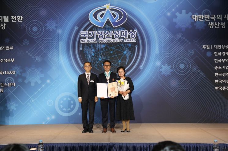 홍성길 스노젠 대표(가운데)가 7일 한국경제인협회 컨퍼런스센터에서 열린 제48회 국가생산성대회에서 산업통상자원부 이승렬 산업정책실장(왼쪽)으로부터 은탑산업훈장을 수상한 뒤 기념촬영을 하고 있다. 한국생산성본부 제공