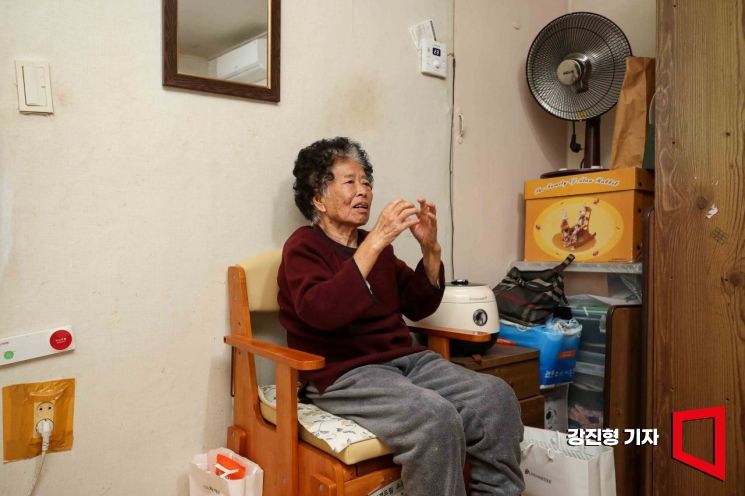 ▲최선례 할머니가 지난해 12월 26일 부천시 소사본동 자택에 방문한 건강리더와 운동하고 있다. 강진형 기자