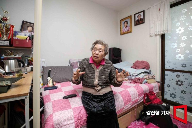 스마트 돌봄 대상자인 이경자 할머니가 7일 부천 중동한라1단지 자택에서 인터뷰 하고 있다. 강진형 기자