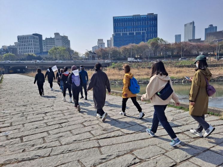 "가을 명소 즐기며 건강도 챙겨요"...성동구, 건강 걷기 챌린지 운영