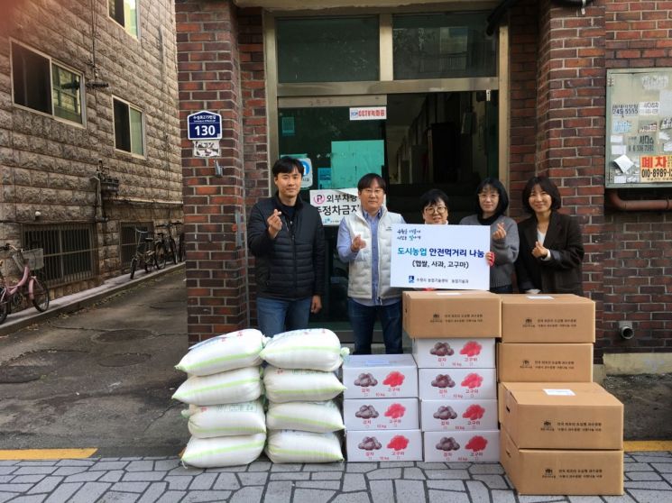 수원시가 지난 6~7일 탑동시민농장에서 수확한 친환경 쌀, 고구마와 호매실 과수공원에서 수확한 사과 등 안전농산물을 관내 청년, 노숙인·미혼모 시설에 전달했다. 수원시청 제공