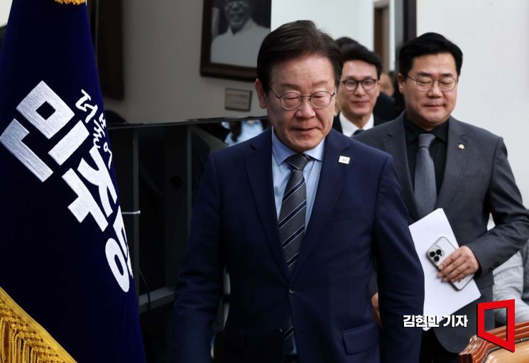 이재명 더불어민주당 대표가 8일 국회에서 열린 최고위원회의에 참석하고 있다. 김현민 기자