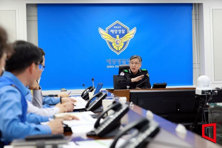 [Photo News] Coast Guard Chief on Jeju Biyangdo Ship Sinking Incident: "Doing Our Best for Search and Rescue"