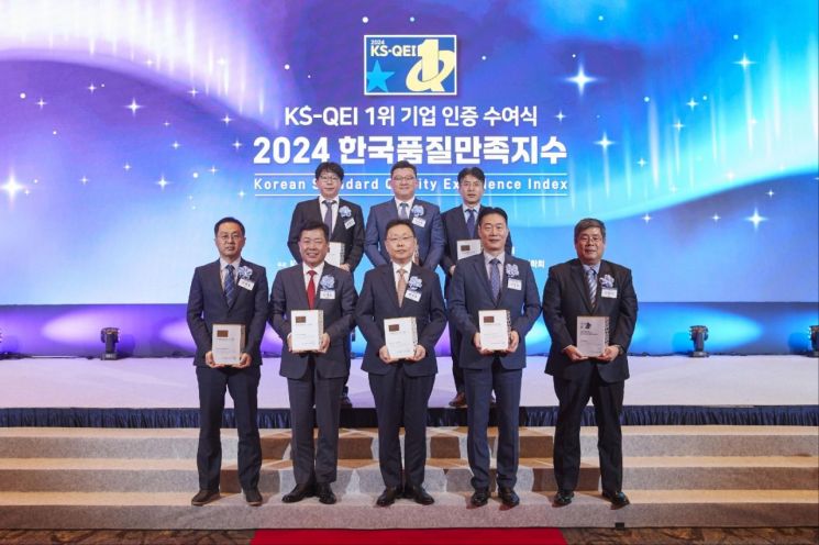 KCC, KCC실리콘, KCC글라스, KCC신한벽지 관계자들이 KS-QEI 수상 기념 사진 촬영을하고 있다. (위)왼쪽부터 KCC 김학경 상무, 신한벽지 이승제 이사, KCC 함성수 상무, (아래)왼쪽부터 KCC실리콘 전해종 상무, KCC글라스 김덕신 전무, KCC글라스 원석준 부사장, KCC 글라스 목영철 상무, KCC 최헌기 상무. KCC 제공
