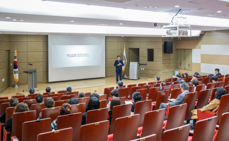 특강 중인 김철수 대한적십자사회장.