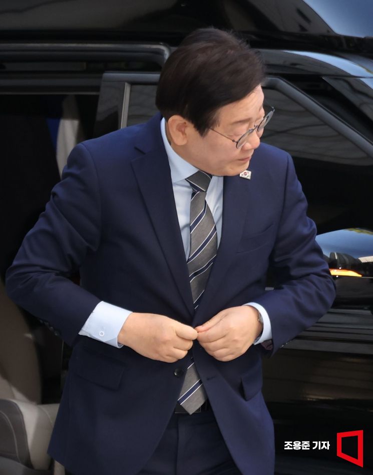 [Photo] Lee Jae-myung, the Representative, Bowing in Greeting