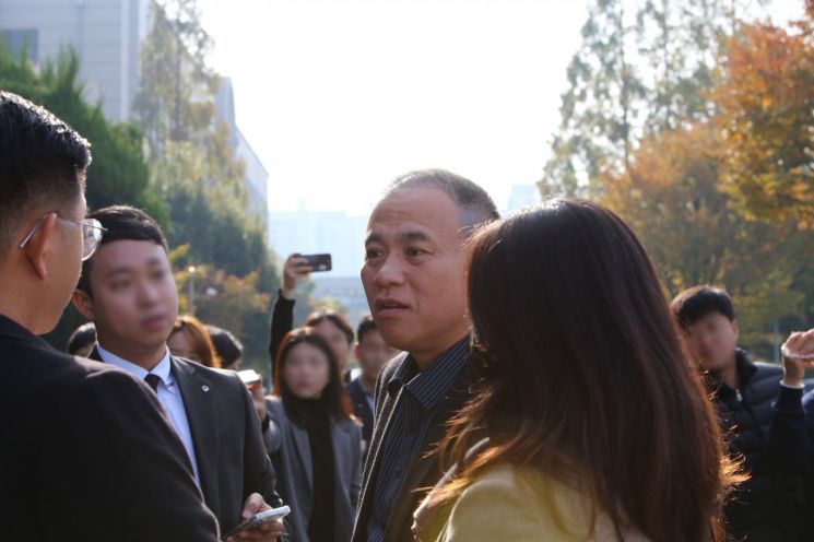 공천 개입 의혹 등의 핵심 인물인 명태균 씨가 창원지검 앞에서 취재진 질문에 답하고 있다. 이세령 기자