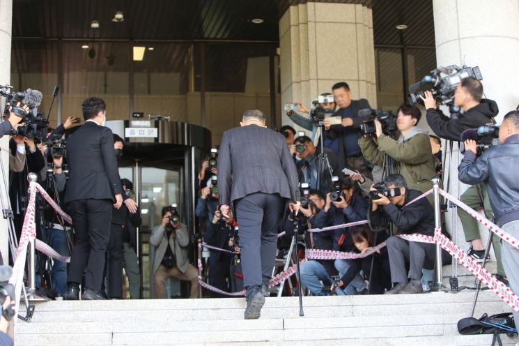 공천 개입 의혹 등의 핵심 인물인 명태균 씨가 경남 창원지검 청사 안으로 들어가고 있다. 이세령 기자